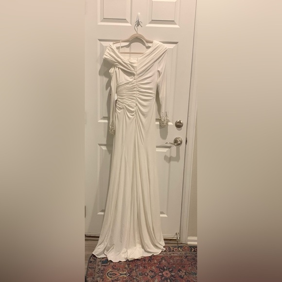 Mac Douggal Jeweled cuffs One-shoulder White Gown Sz 6 # - Picture 12 of 12